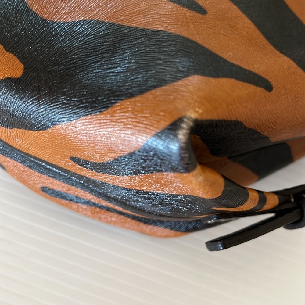 Authentic Vintage Dooney & Bourke Black Caramel Tiger Print Gold Shoulder Bag - Picture 10 of 15